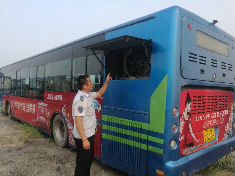 公交集團(tuán)海通公交公司開展待營(yíng)運(yùn)天燃?xì)廛囕v檢查維護(hù)